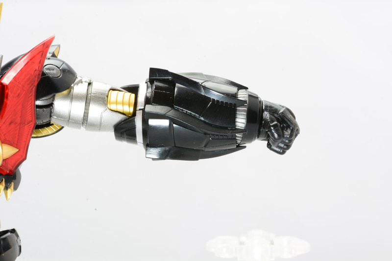 手首の溝部分が可動ポイント。これにより独特の表情付けが可能だ