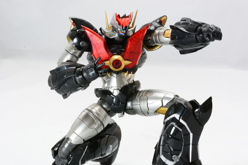 膝や肘は深く曲げられ、腹部や胸部、首の可動範囲も広い。肩や肘は細かく動かせ、力のいれ具合まで考えたポージングが楽しめる