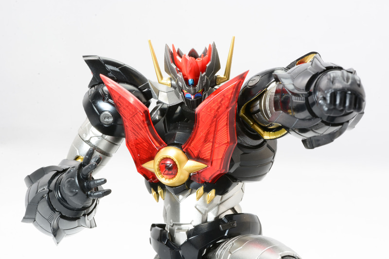 膝や肘は深く曲げられ、腹部や胸部、首の可動範囲も広い。肩や肘は細かく動かせ、力のいれ具合まで考えたポージングが楽しめる