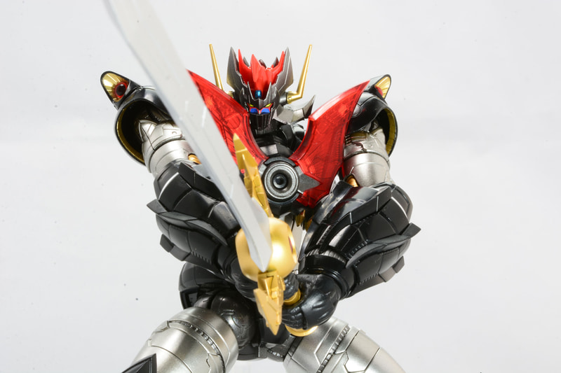 2振りのカイザーブレードと、大剣・ファイナルカイザーブレード。これらを使って豪快なポーズをつけたいところ