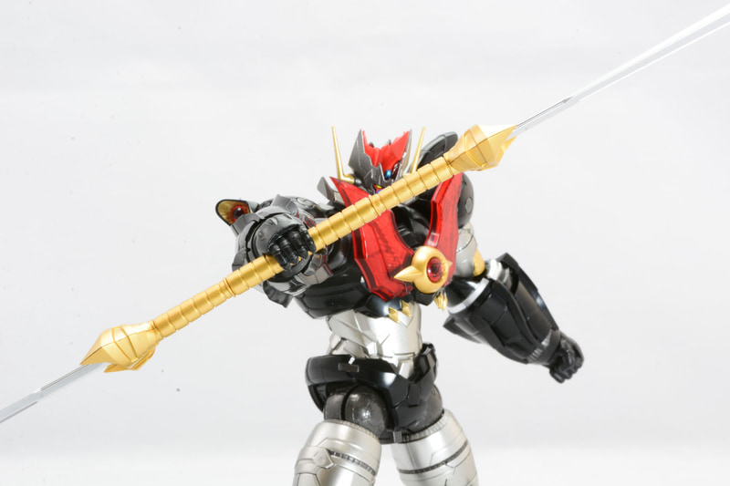 2振りのカイザーブレードと、大剣・ファイナルカイザーブレード。これらを使って豪快なポーズをつけたいところ