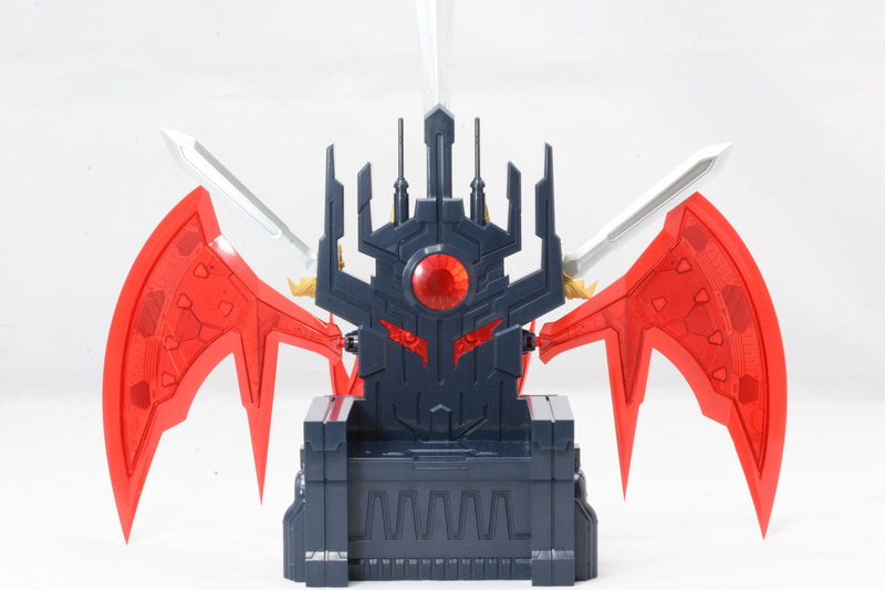 今回の目玉となる玉座。とても悪役っぽい