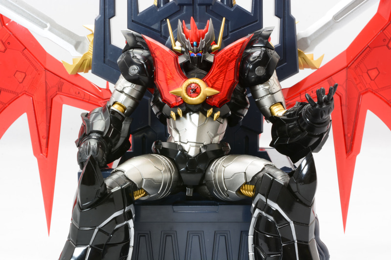 座るマジンカイザーは悪の帝王のようだ