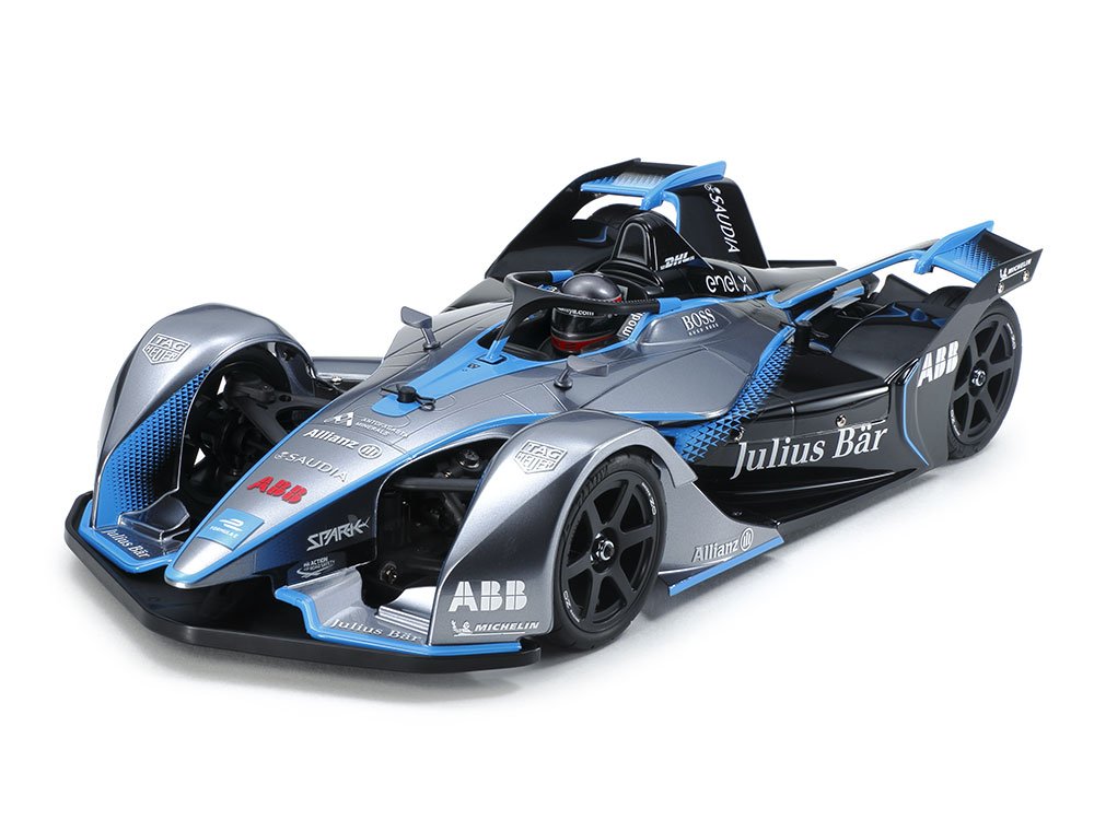 <a href="https://www.tamiya.com/japan/products/58681/index.html" class="n" target="_blank">「1/10RC フォーミュラ E GEN2 チャンピオンシップカラー (TC-01シャーシ)」</a>は、“電気自動車のF1”ことフォーミュラEのマシンをモチーフに、ボディとシャーシにこだわりぬいたタミヤの電動RCカーの最新モデルです（<a href="https://game.watch.impress.co.jp/docs/news/1250260.html" class="n" target="_blank">参考記事</a>）。ボディは複雑なボディ形状を見事に再現したポリカーボネート製、シャーシはサスペンションが美しすぎるシャフトドライブ4WDのTC-01を採用するなど、最新テクノロジーが惜しみなく注ぎ込まれています
