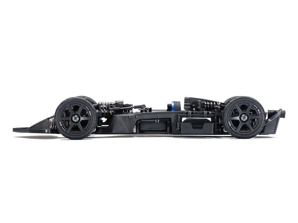 <a href="https://www.tamiya.com/japan/products/58681/index.html" class="n" target="_blank">「1/10RC フォーミュラ E GEN2 チャンピオンシップカラー (TC-01シャーシ)」</a>は、“電気自動車のF1”ことフォーミュラEのマシンをモチーフに、ボディとシャーシにこだわりぬいたタミヤの電動RCカーの最新モデルです（<a href="https://game.watch.impress.co.jp/docs/news/1250260.html" class="n" target="_blank">参考記事</a>）。ボディは複雑なボディ形状を見事に再現したポリカーボネート製、シャーシはサスペンションが美しすぎるシャフトドライブ4WDのTC-01を採用するなど、最新テクノロジーが惜しみなく注ぎ込まれています
