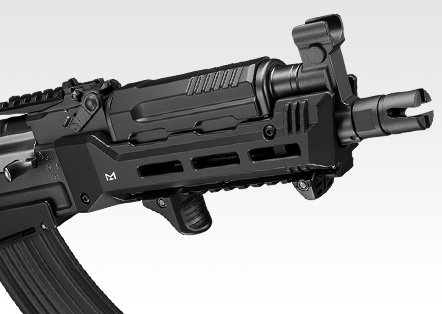 実銃に“独自の解釈”を加えてホビーとして昇華させる、それがトイガンの魅力であり、トイガンもまた進化を続けています。その分野で東京マルイのひとつの集大成が<a href="https://www.tokyo-marui.co.jp/products/electric/nextgeneration/476" class="n" target="_blank">「AKストーム」</a>です（<a href="https://game.watch.impress.co.jp/docs/news/1247456.html" class="n" target="_blank">参考記事</a>）。射撃時の反動、ボルトアクション、質感、カスタマイズ性、あらゆる要素が磨き抜かれています