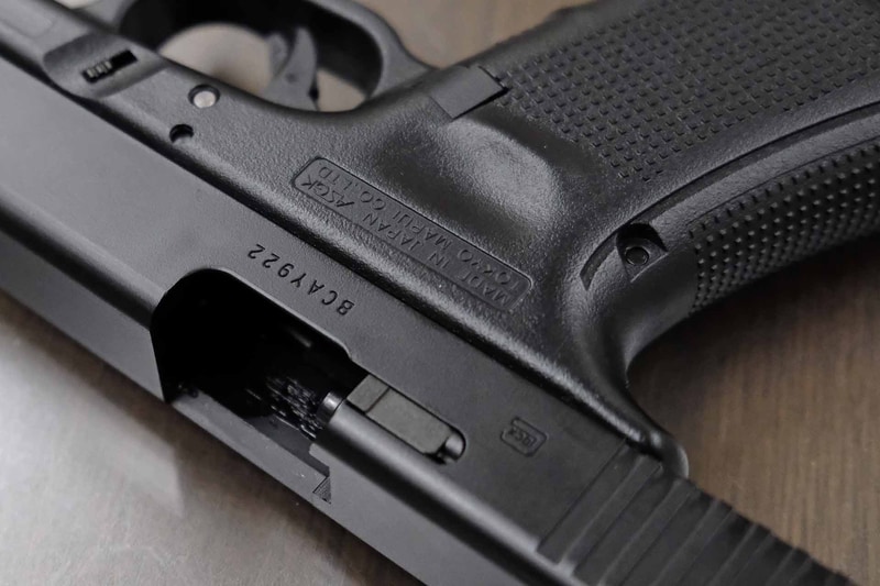 樹脂を多用した構造なだけに、法規制で金属パーツが使えないエアガンでも実銃の雰囲気を細かく再現できる