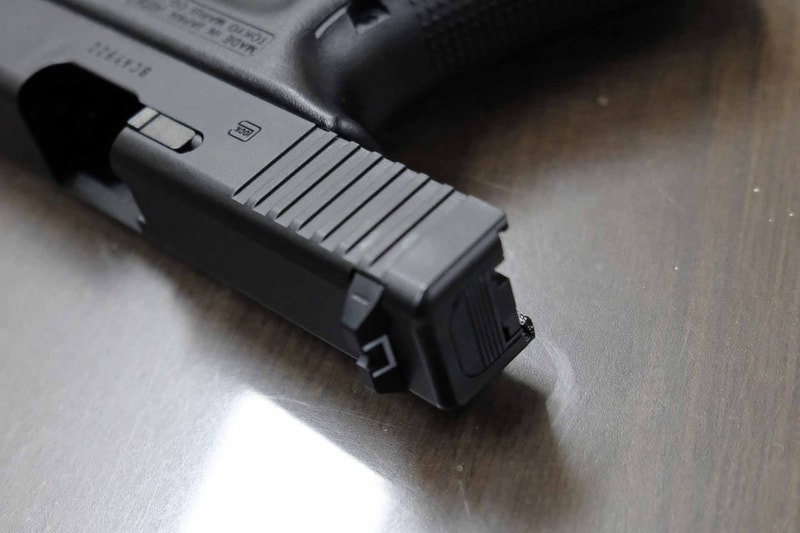 樹脂を多用した構造なだけに、法規制で金属パーツが使えないエアガンでも実銃の雰囲気を細かく再現できる