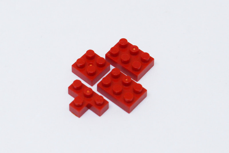 組み立ては胴体から。ブロックは原則として横には固定できないので、最初は並べる