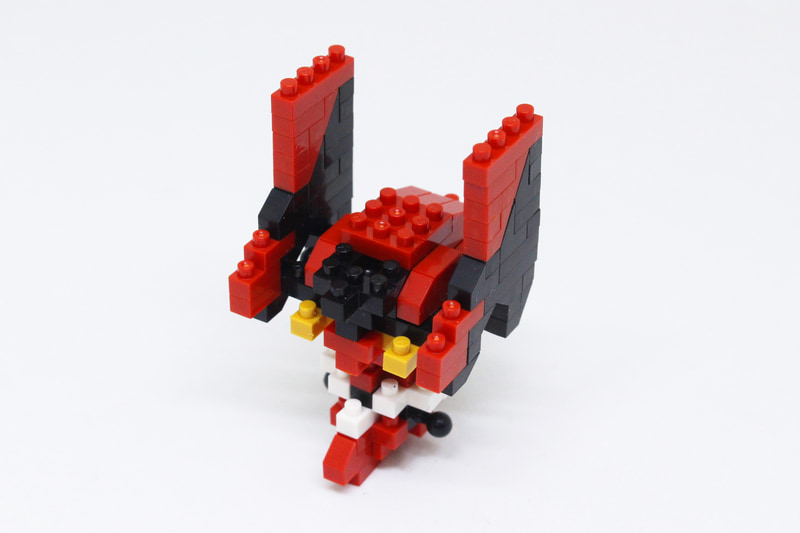 別に組み立てた腰部と重ねることで胴体となる