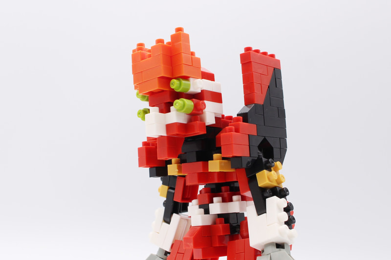 4つの目や角など、特長を活かしてエヴァンゲリオン 2号機を再現