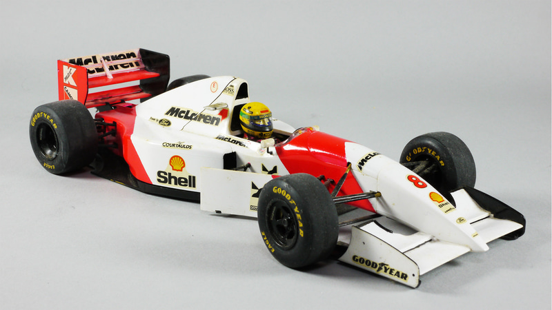 20年以上保管していた「タミヤ 1/20 マクラーレン フォード MP4/8」。久しぶりに箱から出してみたがさすがに色褪せてきている。これを見ながら当時はAmazonなどの通販で取り寄せる、という習慣じゃなかったなぁとしみじみ思い返す……
