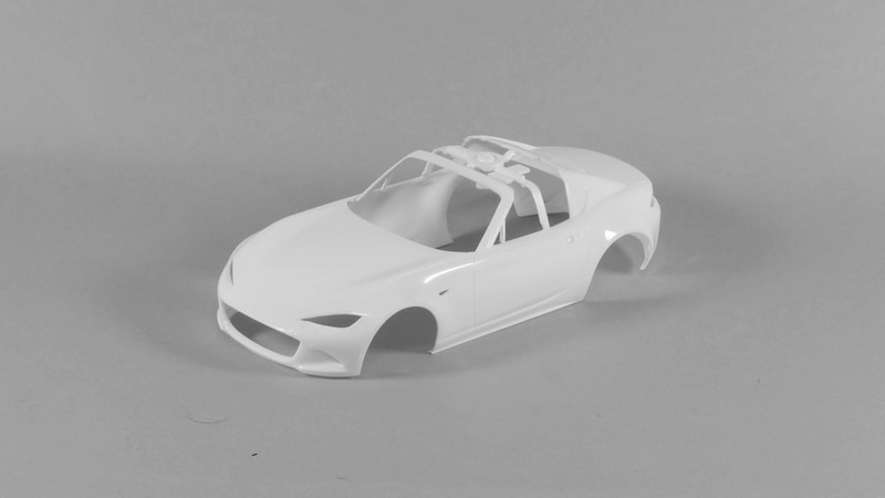 ガンプラと違い、カーモデルだとランナー数はそんなに多くないが塗り分けが必須となる。TechTips!にはプラモデルの作り方が解説されていてとても親切だ