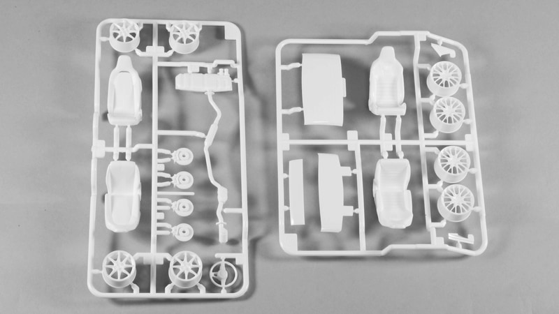ガンプラと違い、カーモデルだとランナー数はそんなに多くないが塗り分けが必須となる。TechTips!にはプラモデルの作り方が解説されていてとても親切だ