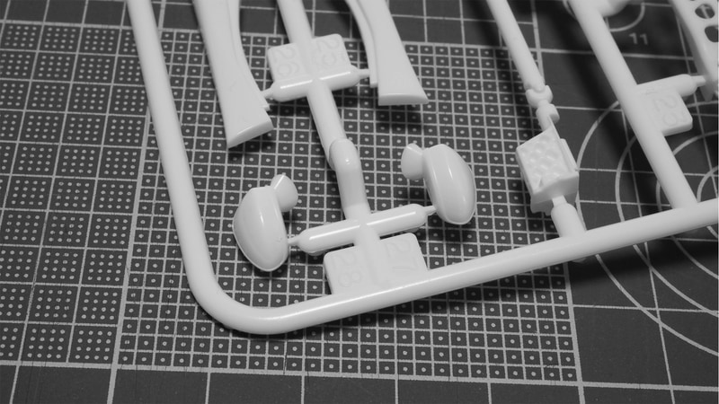 成形色が白なので塗装して切り出したらレタッチを忘れずに