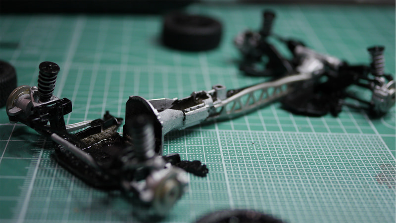 アームなど細いパーツにテンションがかかるとあっさりと折れたりするので注意しながら作業する