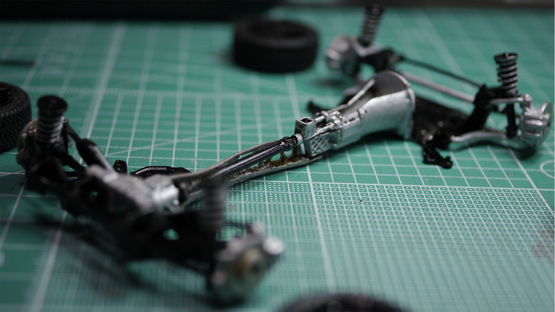 アームなど細いパーツにテンションがかかるとあっさりと折れたりするので注意しながら作業する