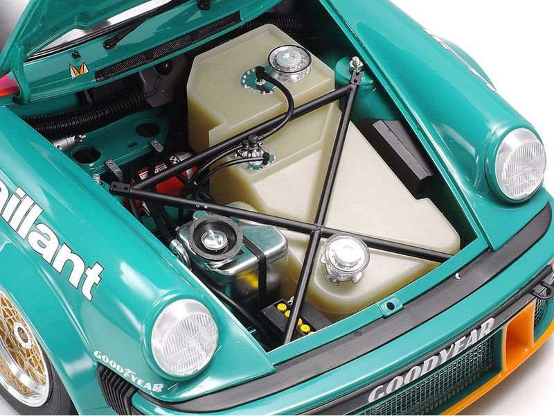 フロントフードも開閉も可能となっている