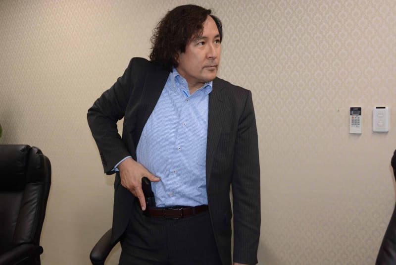 ポーズをお願いするとピシリと決めた姿を見せてくれる島村氏。こういったノリの良さとこだわりが番組に面白さをもたらしている