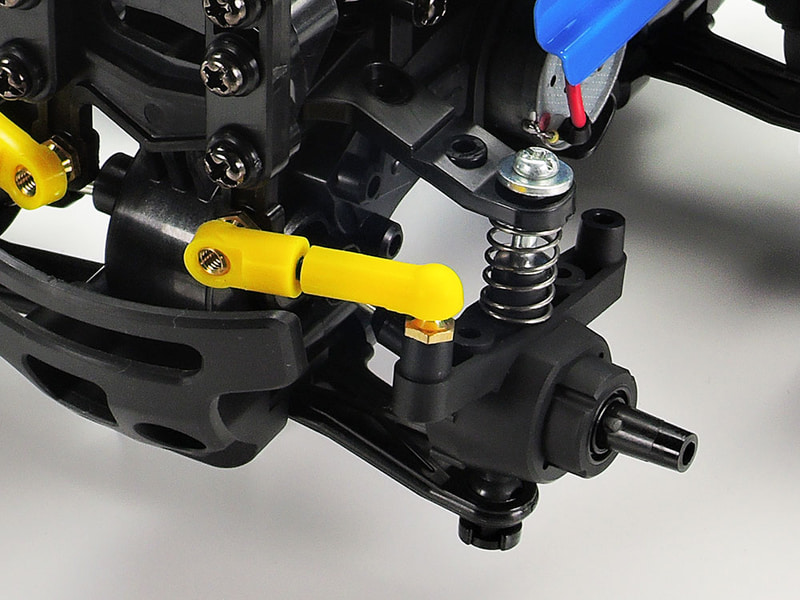 左右のサスペンションアッパーを可動式のアームで連結した、ストラットタイプのフロントサスペンション