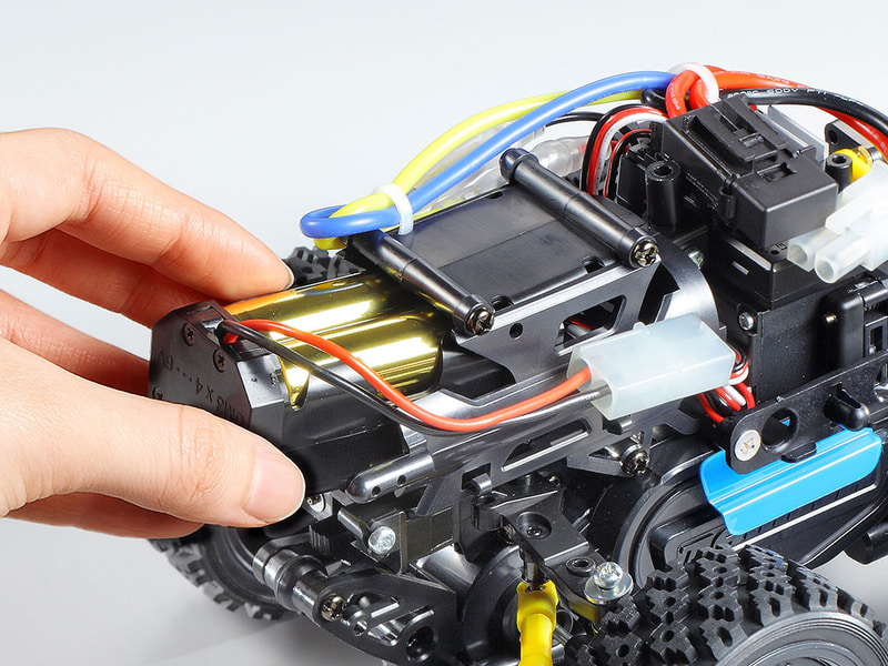 別売のファインスペック2.4Gプロポセット（TRE-01付）を使えば、単3形電池4本で走行可能