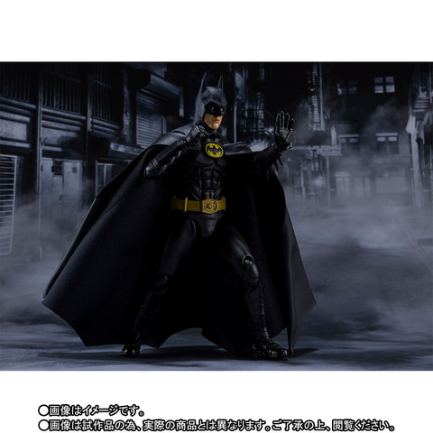 ラバー風素材でマントを再現！ 1989年版「BATMAN」のアクション
