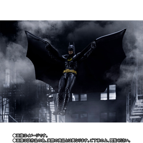ラバー風素材でマントを再現！ 1989年版「BATMAN」のアクション 