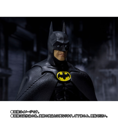 ラバー風素材でマントを再現！ 1989年版「BATMAN」のアクション