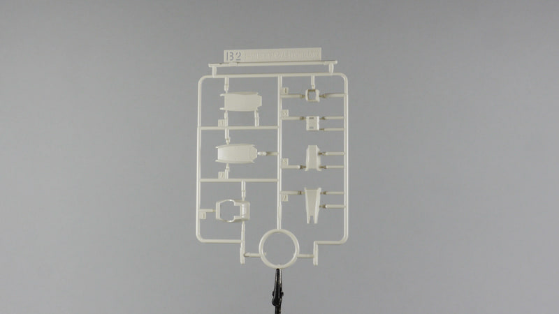 パーツも少なくてこれは組み立てやすい……と思いながら武器のハイパー・バズーカが無いことに気が付いた。バズーカは数ある78ガンダムのキットから流用すればよいだろう。付属のシールはツインアイのみで「潔い！」と感慨もひとしお。