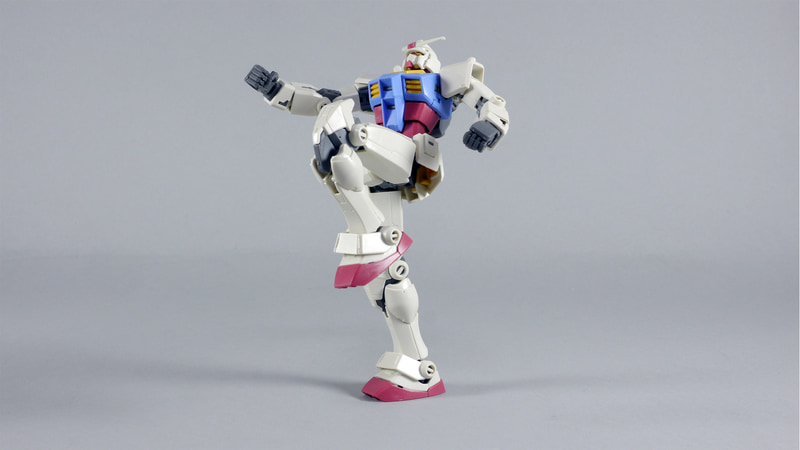 全身を大きくひねったり、片足立ちさせたり。TV版の荒ぶるガンダムも再現できる