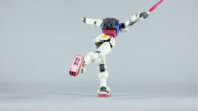 全身を大きくひねったり、片足立ちさせたり。TV版の荒ぶるガンダムも再現できる