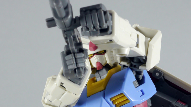 さらに両手でビーム・ライフルを構えることもできる。その際でもまったくスタイリングが破綻することはない