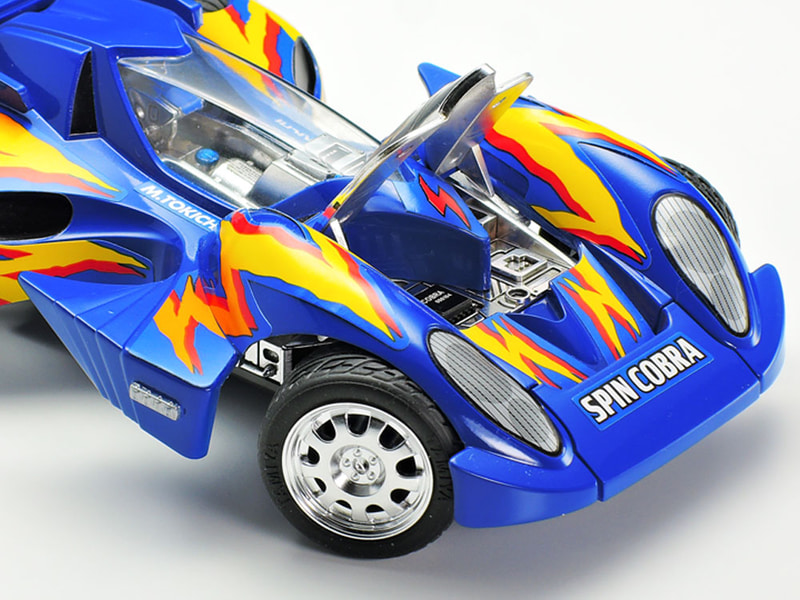 ステアリングが可動し、組み立て後もフロントカウル部分が開閉可能