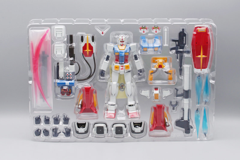 ブリスターパック。アーマーの他、エフェクトや素体となるガンダム用の武器なども付属する