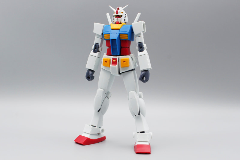素体となるRX-78-2ガンダム。腰のブロックにはアーマーを取り付けるためのダボ穴がある