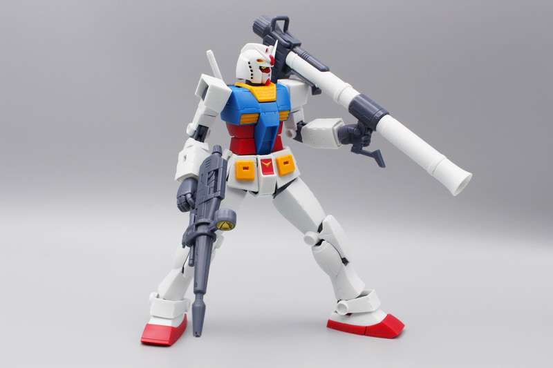 ガンダムのために、ビーム・ライフルとハイパー・バズーカが付属する