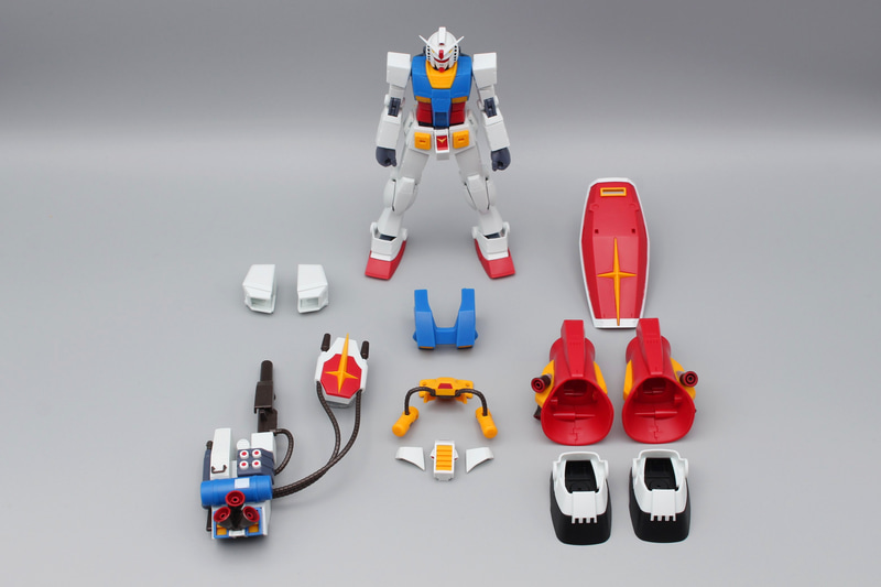 素体となるガンダムとアーマー類。ビーム・サーベルはシールドに3本収納されている
