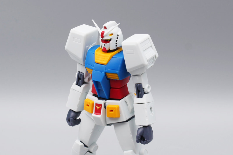 肩アーマーの装着。はめ込むだけで固定する