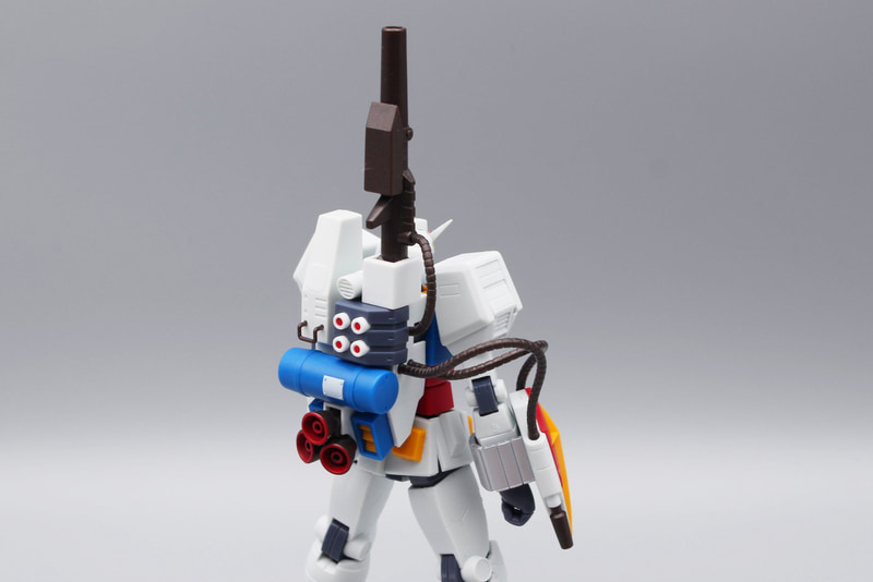 バックパックと右腕アーマーは軟質素材のパイプで繋がっている