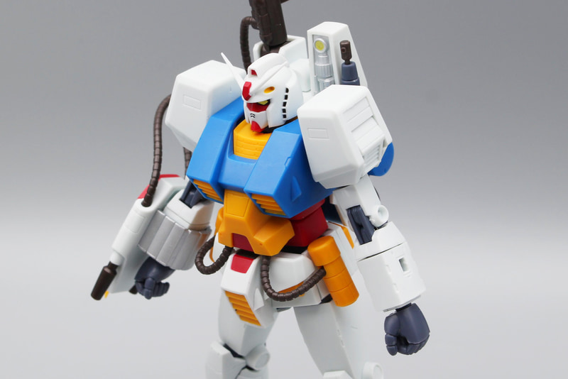 腹アーマー、胸アーマーの順で取り付け。胸アーマーはバックパックのダボにはめ込む