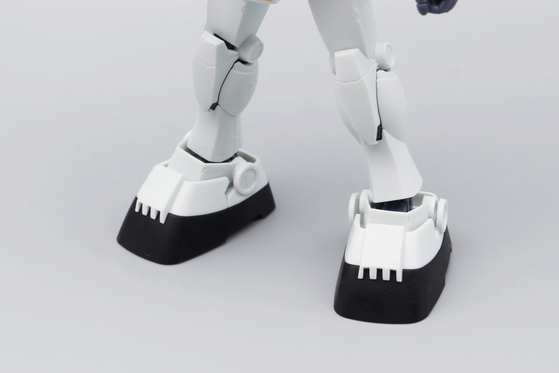 つま先とかかとのアーマーでブーツを挟み込んで固定