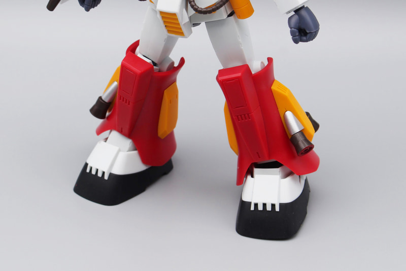 すねアーマーはひざのパーツを外して左右に分解し、挟み込んで固定する