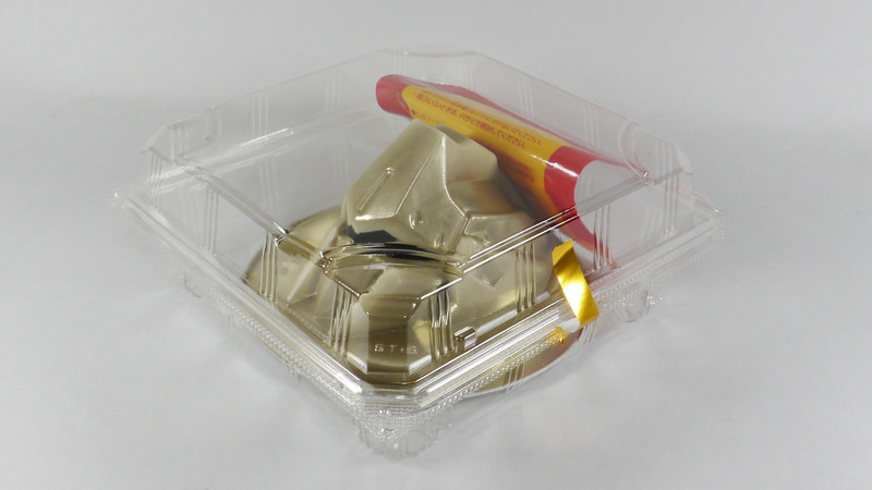 百式は複雑なデザイン故かソース封入のためかさらにプラパッケージで包まれている。その封印シールも金色というすばらしい演出！そしてカレー風味ソースの小袋も赤と黄でデザインされている