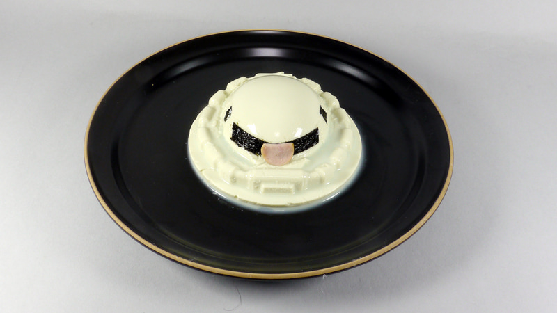 モノアイ周辺は海苔を切り出したもの、モノアイはウインナーを切り出したものだ