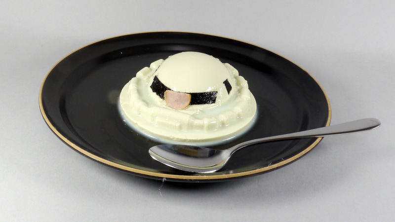 スプーンを添えるとなんとなくデザート感覚。砂漠戦用の「MS-06D ザク・デザートタイプ」とは全く意味が違う