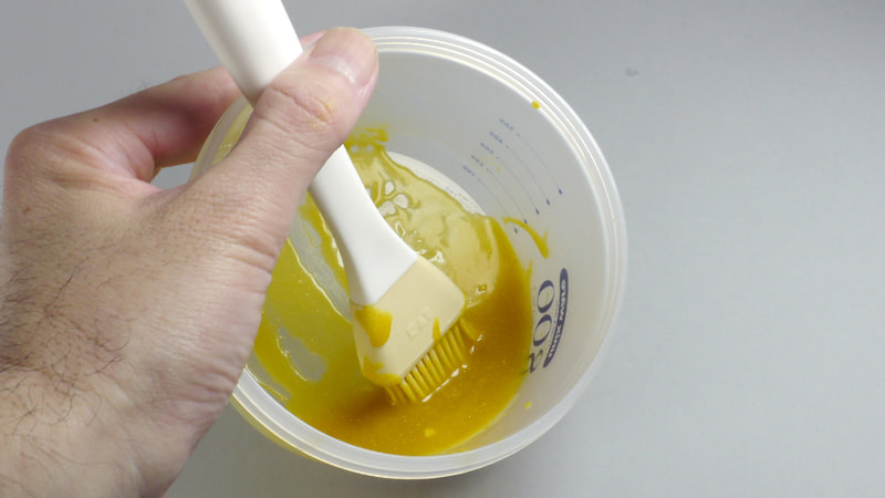 想像していたほど黄色ではなかったがとうふに塗ると下地の白に重なって黄色になる。なるほど、計算された色付けだった