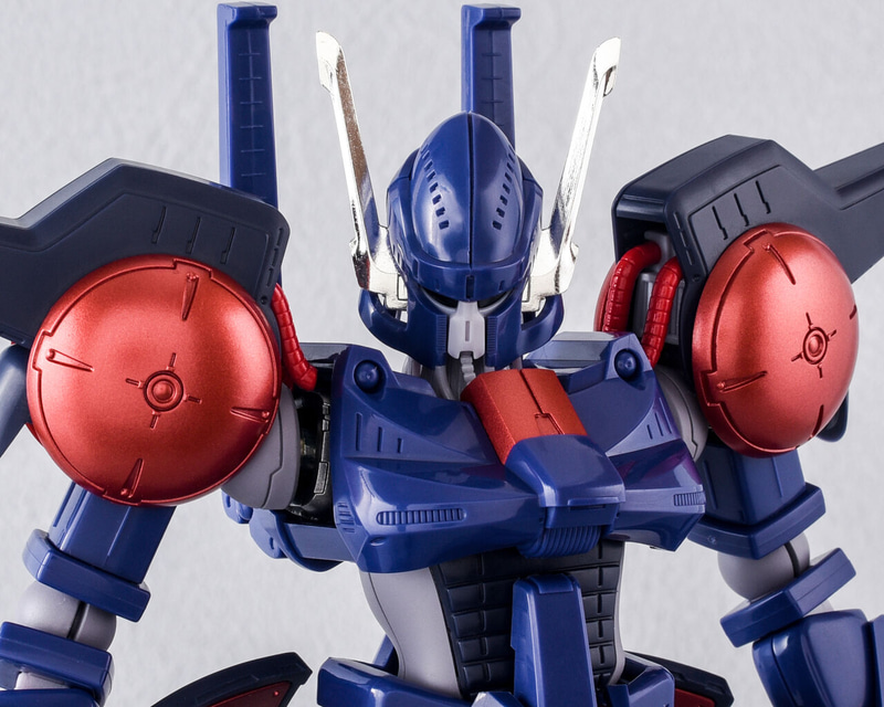 バッシュは主人公のライバル、ギャブレット・ギャブレーが搭乗するA級ヘビーメタル。ガイコツのような頭部、落ち着いた赤いカラーリング、フレーム設計に装甲形状など、モチーフをどのように立体化しているかがわかる