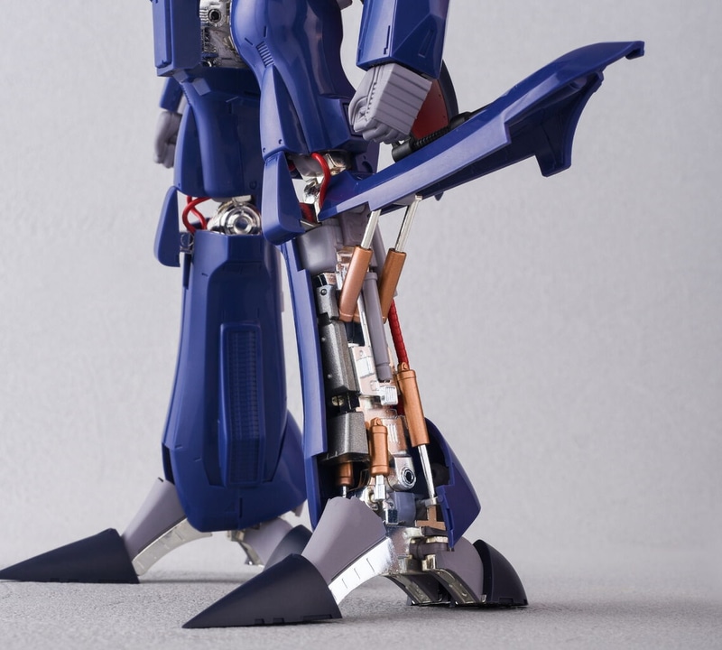 ランダムスレートを開くと、金属のフレームやシャフトがむき出しになり、軟質素材のチューブも確認できる。塗装はラバー塗料により軟質ラバーの質感となっている