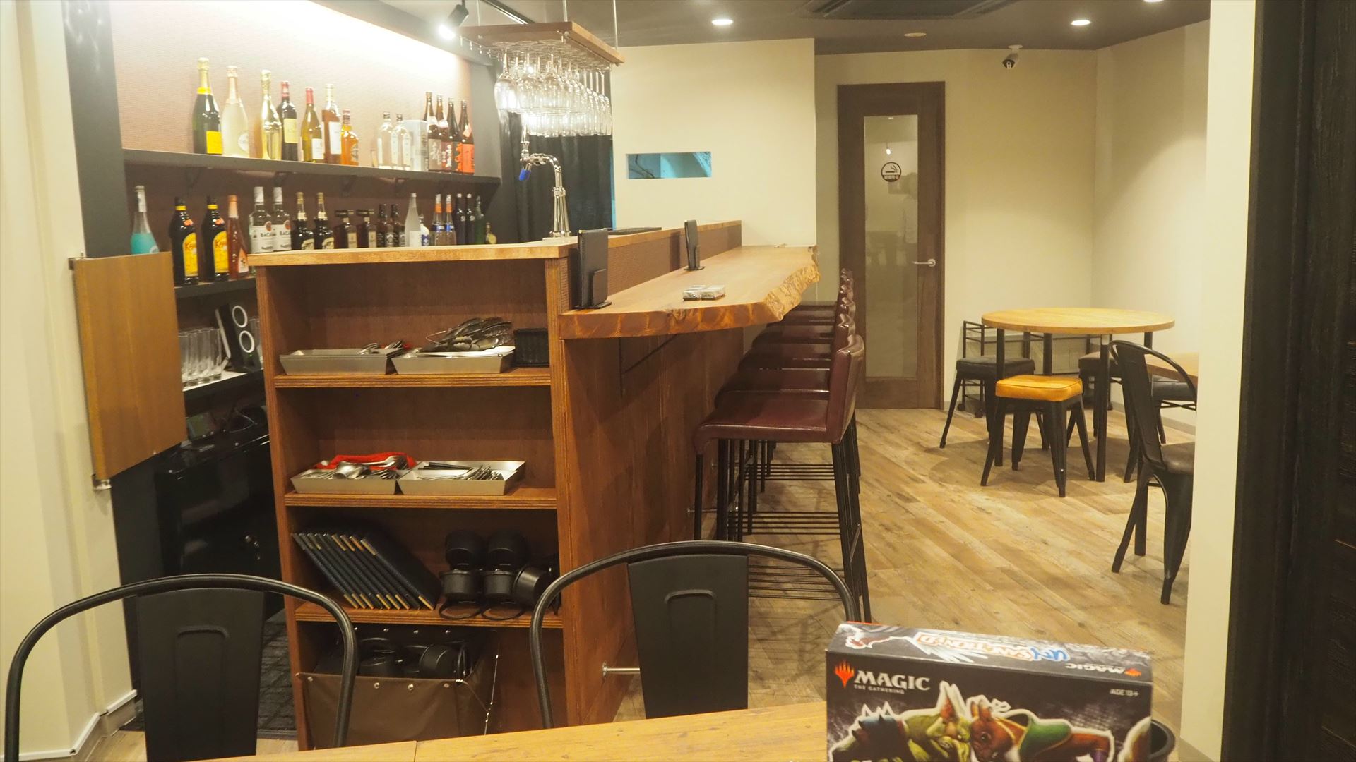 店内の様子。カウンターやEDH用の円卓が見える