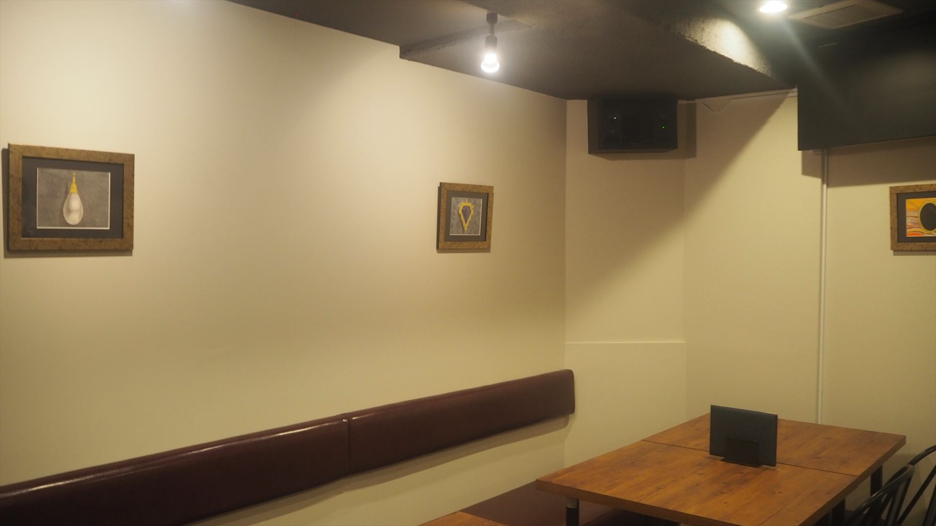 反対側には4人がけテーブルがいくつか用意されている